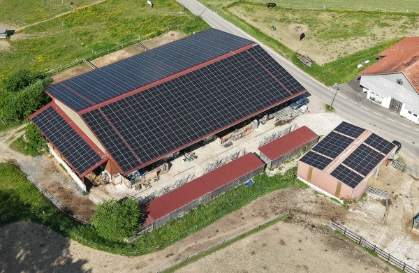Solar panel on an equestrian farm in Tatroz, Fribourg - Image 2